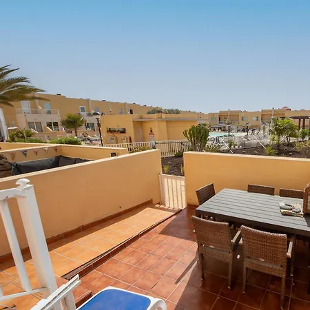Modern 3 Bedroom House With Large Pool And Fast Internet, 100ft From The Sea - Sleeps 6