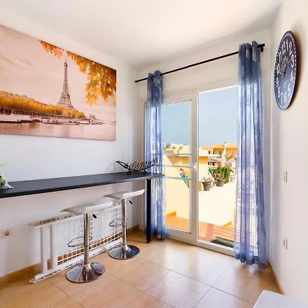 Modern 3 Bedroom House With Large Pool And Fast Internet, 100ft From The Sea - Sleeps 6 度假居 科斯塔卡莱塔