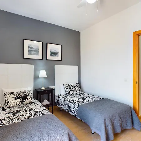 Modern 3 Bedroom House With Large Pool And Fast Internet, 100ft From The Sea - Sleeps 6 度假居 科斯塔卡莱塔