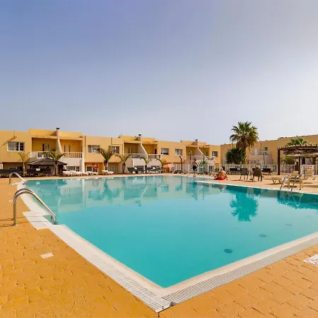 Modern 3 Bedroom House With Large Pool And Fast Internet, 100ft From The Sea - Sleeps 6 科斯塔卡莱塔