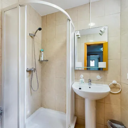 Modern 3 Bedroom House With Large Pool And Fast Internet, 100ft From The Sea - Sleeps 6 度假居 科斯塔卡莱塔