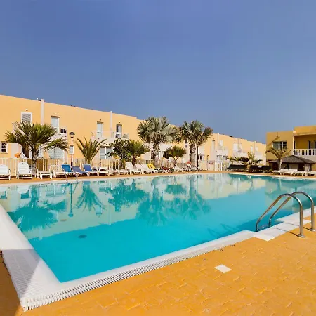 Modern 3 Bedroom House With Large Pool And Fast Internet, 100ft From The Sea - Sleeps 6 * 科斯塔卡莱塔