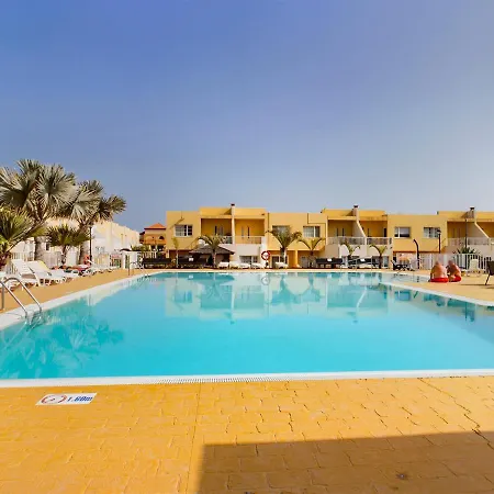 度假居 Modern 3 Bedroom House With Large Pool And Fast Internet, 100ft From The Sea - Sleeps 6 科斯塔卡莱塔