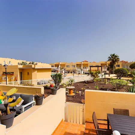 Modern 3 Bedroom House With Large Pool And Fast Internet, 100ft From The Sea - Sleeps 6 科斯塔卡莱塔