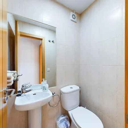 Modern 3 Bedroom House With Large Pool And Fast Internet, 100ft From The Sea - Sleeps 6 度假居 科斯塔卡莱塔