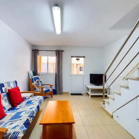 Modern 3 Bedroom House With Large Pool And Fast Internet, 100ft From The Sea - Sleeps 6 度假居 科斯塔卡莱塔