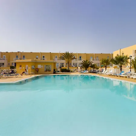 Modern 3 Bedroom House With Large Pool And Fast Internet, 100ft From The Sea - Sleeps 6 *