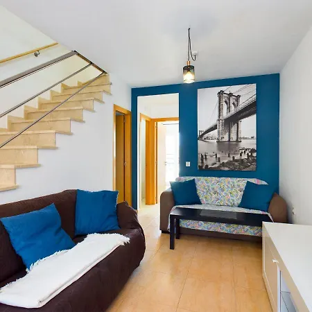 Modern 3 Bedroom House With Large Pool And Fast Internet, 100ft From The Sea - Sleeps 6 度假居 *