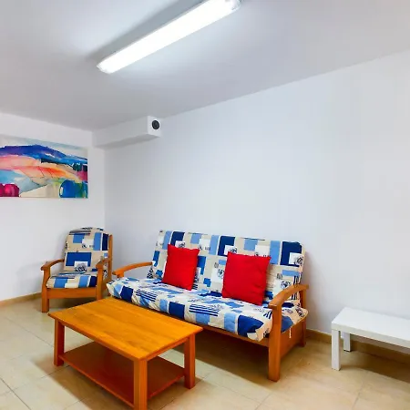 Modern 3 Bedroom House With Large Pool And Fast Internet, 100ft From The Sea - Sleeps 6 度假居