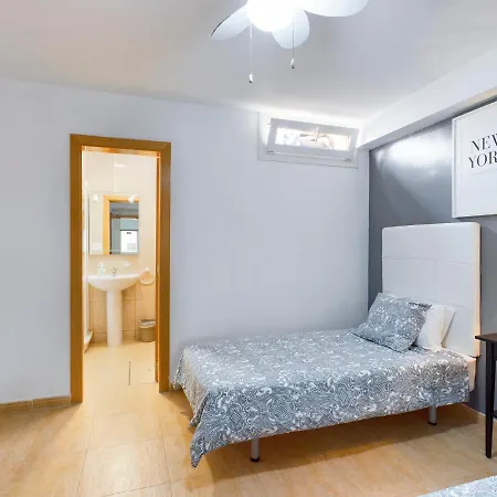 Modern 3 Bedroom House With Large Pool And Fast Internet, 100ft From The Sea - Sleeps 6 度假居 科斯塔卡莱塔