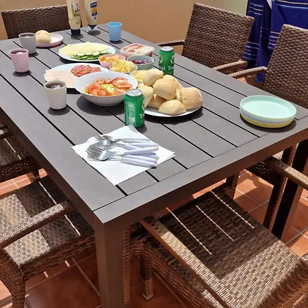 度假居 Modern 3 Bedroom House With Large Pool And Fast Internet, 100ft From The Sea - Sleeps 6