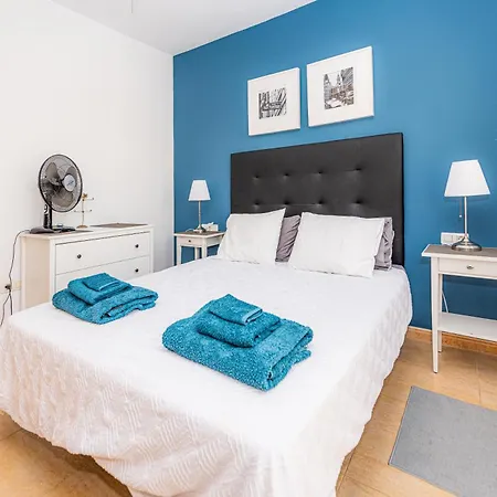 Modern 3 Bedroom House With Large Pool And Fast Internet, 100ft From The Sea - Sleeps 6 科斯塔卡莱塔