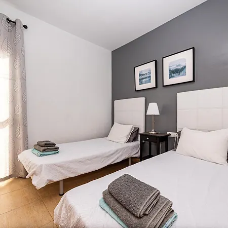 Modern 3 Bedroom House With Large Pool And Fast Internet, 100ft From The Sea - Sleeps 6 度假居 *