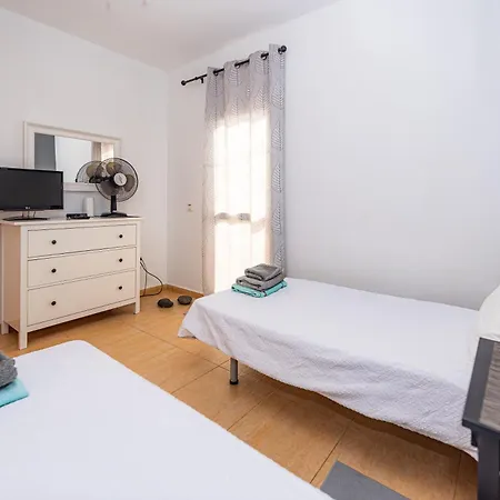 Modern 3 Bedroom House With Large Pool And Fast Internet, 100ft From The Sea - Sleeps 6 度假居 科斯塔卡莱塔