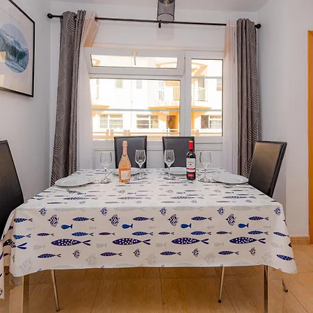 度假居 Modern 3 Bedroom House With Large Pool And Fast Internet, 100ft From The Sea - Sleeps 6 *