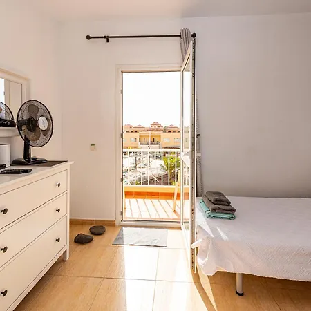 Modern 3 Bedroom House With Large Pool And Fast Internet, 100ft From The Sea - Sleeps 6 * 科斯塔卡莱塔