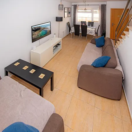 度假居 Modern 3 Bedroom House With Large Pool And Fast Internet, 100ft From The Sea - Sleeps 6 *