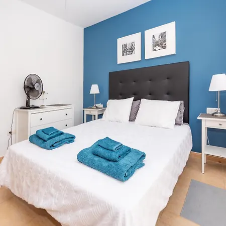 Modern 3 Bedroom House With Large Pool And Fast Internet, 100ft From The Sea - Sleeps 6 度假居 科斯塔卡莱塔