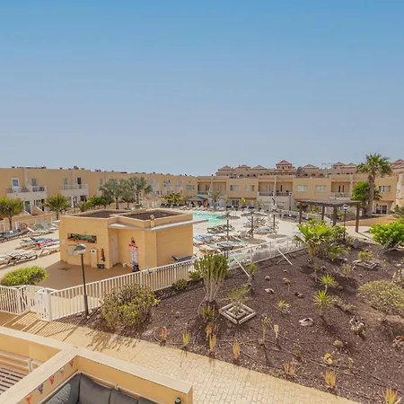 Modern 3 Bedroom House With Large Pool And Fast Internet, 100ft From The Sea - Sleeps 6 科斯塔卡莱塔