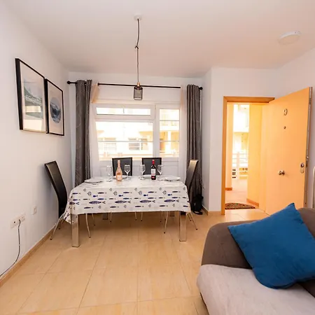 Modern 3 Bedroom House With Large Pool And Fast Internet, 100ft From The Sea - Sleeps 6 科斯塔卡莱塔