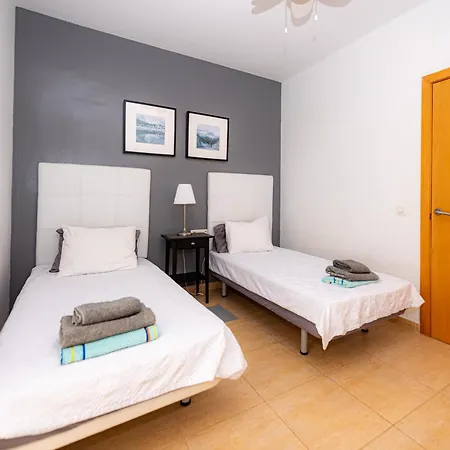 Modern 3 Bedroom House With Large Pool And Fast Internet, 100ft From The Sea - Sleeps 6 科斯塔卡莱塔