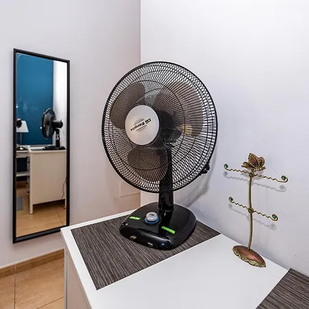 Modern 3 Bedroom House With Large Pool And Fast Internet, 100ft From The Sea - Sleeps 6 * 科斯塔卡莱塔