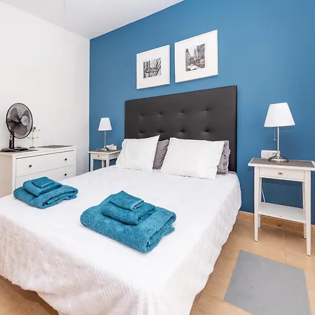 Modern 3 Bedroom House With Large Pool And Fast Internet, 100ft From The Sea - Sleeps 6 度假居