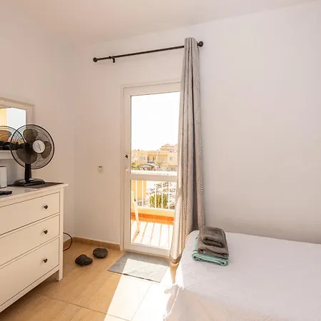 Modern 3 Bedroom House With Large Pool And Fast Internet, 100ft From The Sea - Sleeps 6 度假居 *