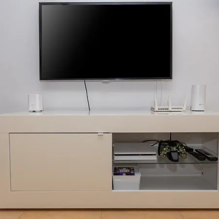 度假居 Modern 3 Bedroom House With Large Pool And Fast Internet, 100ft From The Sea - Sleeps 6 *