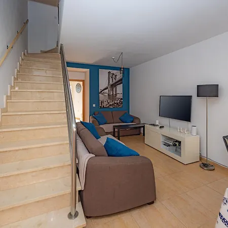 Modern 3 Bedroom House With Large Pool And Fast Internet, 100ft From The Sea - Sleeps 6 *