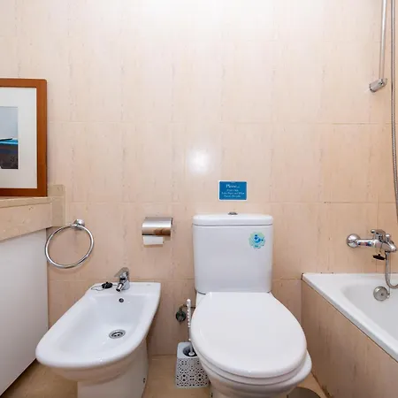 度假居 Modern 3 Bedroom House With Large Pool And Fast Internet, 100ft From The Sea - Sleeps 6