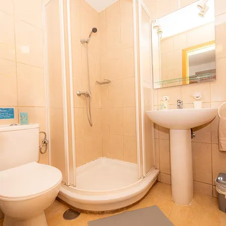 Modern 3 Bedroom House With Large Pool And Fast Internet, 100ft From The Sea - Sleeps 6 *