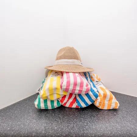 Modern 3 Bedroom House With Large Pool And Fast Internet, 100ft From The Sea - Sleeps 6 * 科斯塔卡莱塔