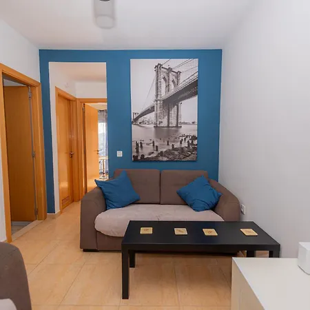 Modern 3 Bedroom House With Large Pool And Fast Internet, 100ft From The Sea - Sleeps 6 度假居 *