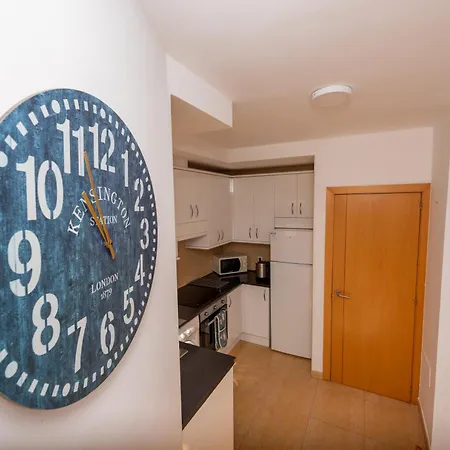 Modern 3 Bedroom House With Large Pool And Fast Internet, 100ft From The Sea - Sleeps 6 度假居 科斯塔卡莱塔