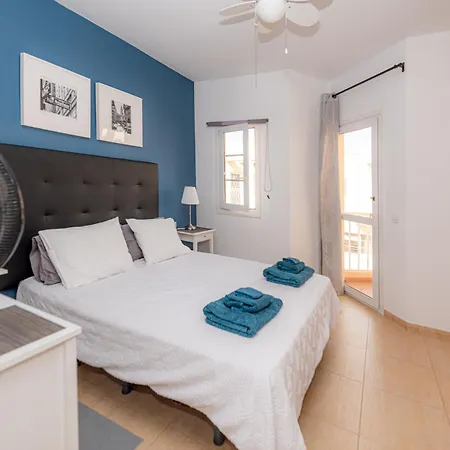 Modern 3 Bedroom House With Large Pool And Fast Internet, 100ft From The Sea - Sleeps 6 科斯塔卡莱塔