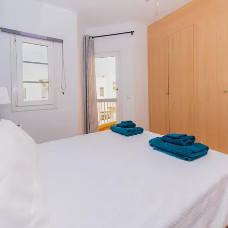 Modern 3 Bedroom House With Large Pool And Fast Internet, 100ft From The Sea - Sleeps 6 度假居