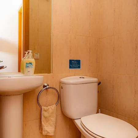 Modern 3 Bedroom House With Large Pool And Fast Internet, 100ft From The Sea - Sleeps 6 度假居 科斯塔卡莱塔