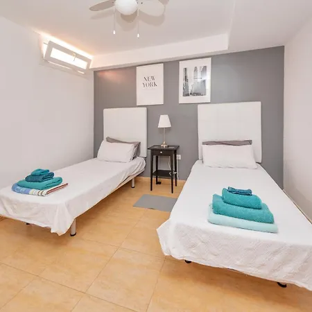 Modern 3 Bedroom House With Large Pool And Fast Internet, 100ft From The Sea - Sleeps 6 *
