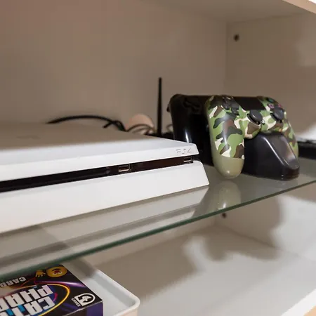 度假居 Modern 3 Bedroom House With Large Pool And Fast Internet, 100ft From The Sea - Sleeps 6 *