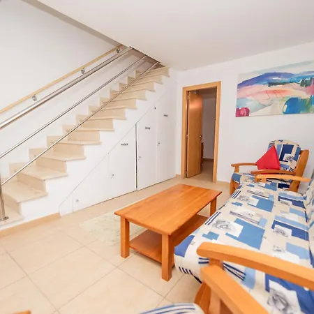 Modern 3 Bedroom House With Large Pool And Fast Internet, 100ft From The Sea - Sleeps 6 度假居 科斯塔卡莱塔